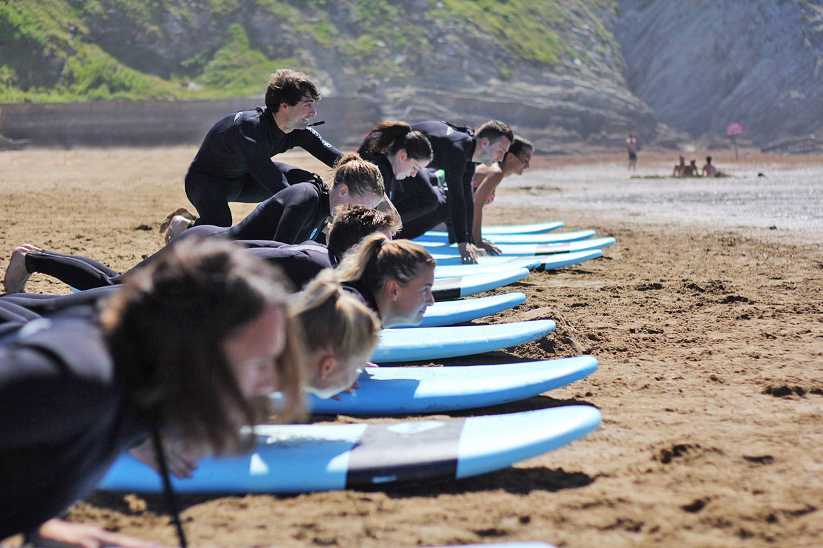 Personas haciendo surf