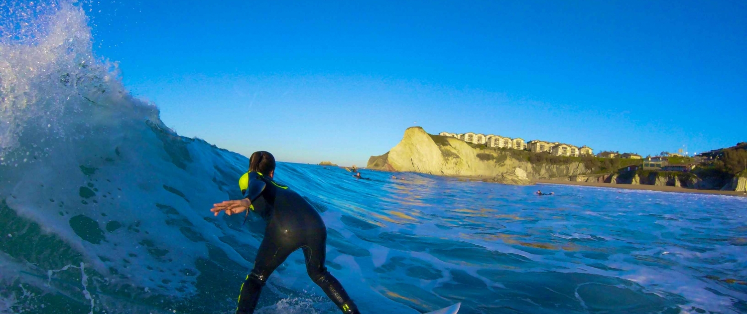 Personas haciendo surf