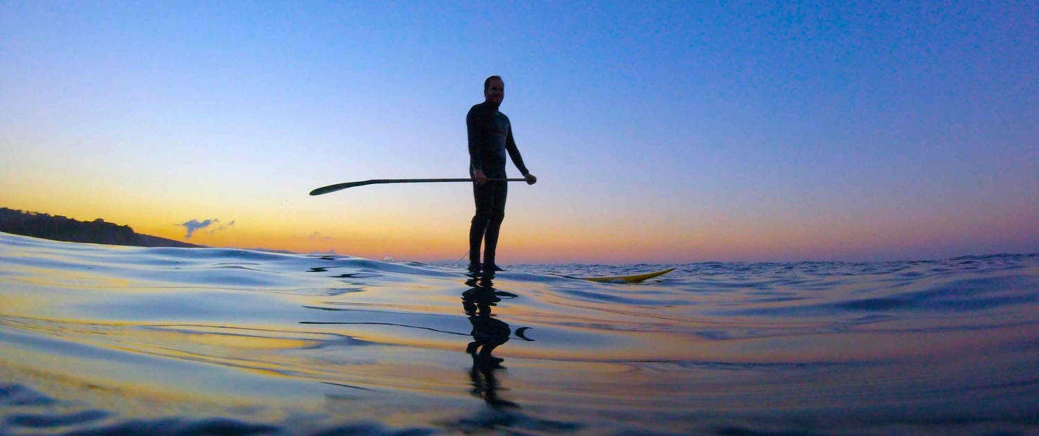 Personas haciendo surf